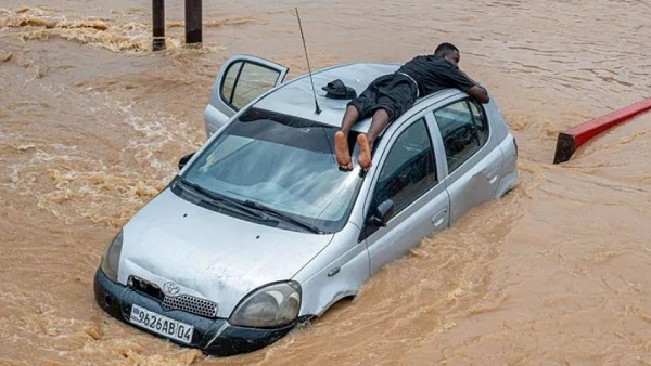 This man clung to a car roof in the city's N'djili neighbourhood