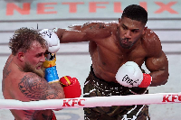 Anthony Joshua (R) defeated Jake Paul (L) in the sixth round