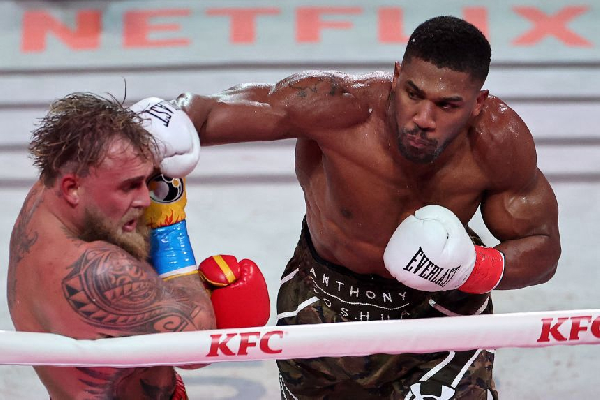 Anthony Joshua (R) defeated Jake Paul (L) in the sixth round