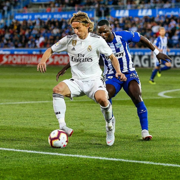 Mubarak Wakaso tackling Madrid midfielder Luka Modric for the ball in a La Liga game