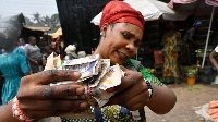 Market woman hold money wey traders reject for Awgbu market for Anambra
