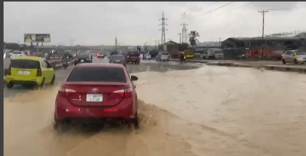 Nsawam -Pokuase highway flooded after heavy rains on September 12,2025
