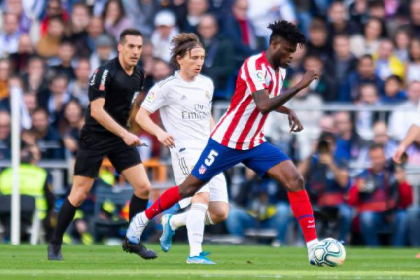 Partey (R) getting away from Modric (L) during the game in 2020