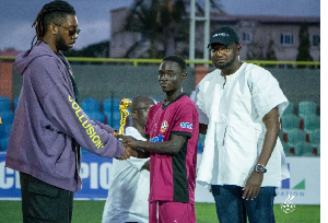 Jeremiah Abalo (M) receiving his award