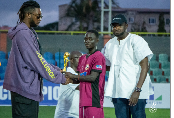 Jeremiah Abalo (M) receiving his award