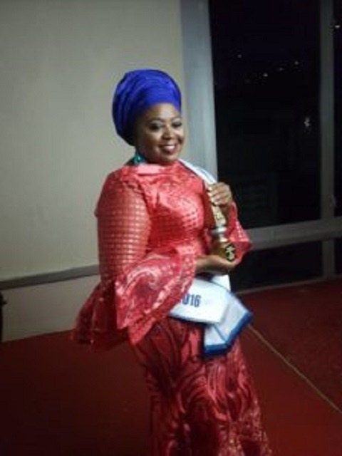 Mrs Abiola Bawuah holding her award