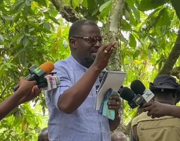 Frank Annor-Dompreh engaging cocoa farrmers at New Edubiase