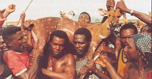Some indigenes displaying the antelope after catching it