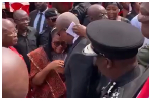 President Mahama comforting the woman during the event