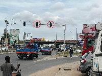 A dislocated traffic light just before the Achimota-Apenkwa Overhead on the way from Achimota to Tes