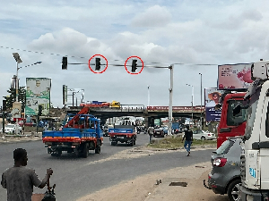 A dislocated traffic light just before the Achimota-Apenkwa Overhead on the way from Achimota to Tes