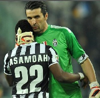 Kwadwo Asamoah hugs Buffon after Juventus reach Coppa Italia final