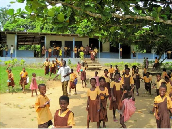 Basic pupils walking around