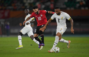 Jordan (R) and Salah (M) battle for a ball during the 2024 AFCON