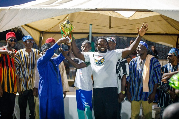 Captain of Fadama 133 receiving the trophy