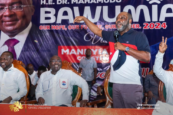Dr Opoku Prempeh giving Dr Bawumia accolades during their meeting