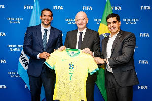 Gianni Infantino (middle) posing with the Brazilian jersey with CBF officials