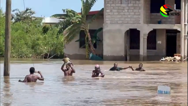 Residents saving the trapped mother and her 3 children