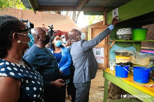 Vice-President Mahamudu Bawumia buying waakye with a QR Code