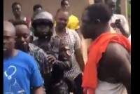 The suspect (R) being interrogated after the arrest