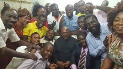 President Mahama flanked by Kumawood stars