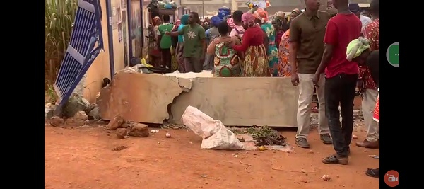 According to an eyewitness, the traders were in proximity to the wall when the accident occurred