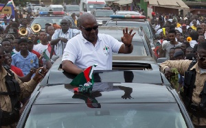 Some alleged NPP thugs tried to prevent John Mahama from campaigning in the Ashanti region