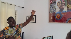 Henry Obimpeh explaining the significane of one of his photgraphs during the tour.