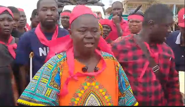 Some of the residents and chiefs of Jema during the protest