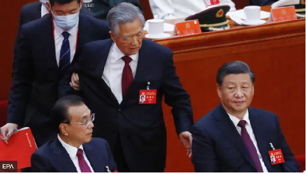 Hu Jintao (centre) bin siddon next to im successor Xi Jinping (right) before dem escort am out
