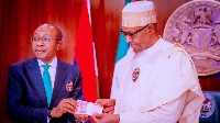 Buhari wit di govnor of di Central Bank of Nigeria