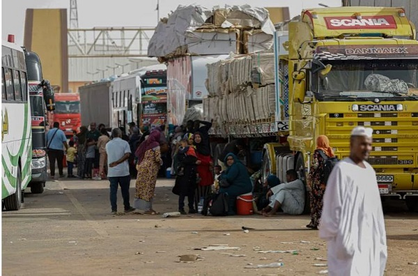 Passengers fleeing war-torn Sudan crossing into Egypt through the Argeen Land Port