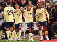 Arsenal hold off energetic Sunderland to continue perfect title defence