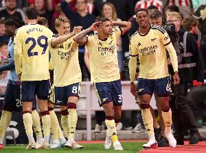 Arsenal hold off energetic Sunderland to continue perfect title defence