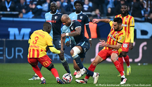 Andre Ayew dribbles past his markers