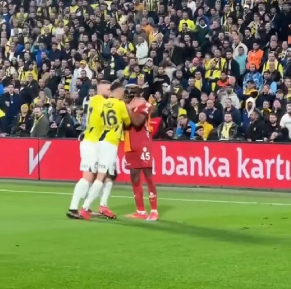 Osimhen (R) grabbing the shirt of some Fenerbahce players
