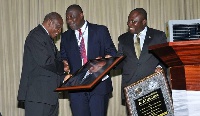 Representatives of GBA present award to Atuguba