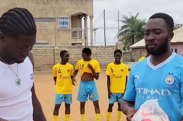 Bonsu Baah (L) donating some items to his boyhood club