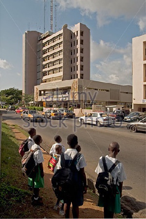 School Children Waiting To Cross Road Outside Trust Towers Shopping Ac3tn1