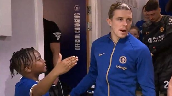 Conor Gallagher snubbing a Chelsea mascot in the tunnel