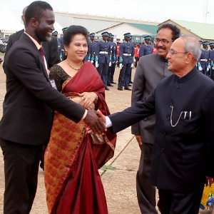 Richard J. A. Boateng exchanging pleasantries with the Indian president