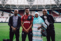 Mohammed Kudus with his mother and brothers