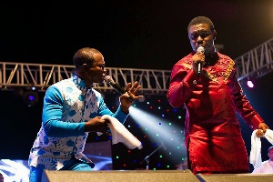 Muician Nacee with Laud on stage