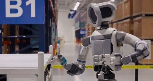 Chinese-made robots will be deployed to load and unload cargo containers
