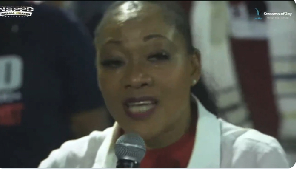 Jean Mensa Causando Choque: A Polêmica Presença da Presidente da Comissão Eleitoral em Evento Religioso!