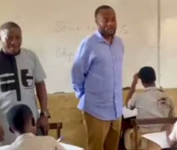 The MP in blue visited some examination centres to encurage the canduadtaes