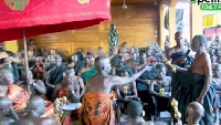 Abirahene Nana Bona Kessetare II (with the sword) swearing an oath before Otumfuo