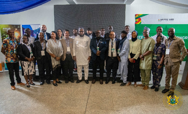 The minister (middle in white) in a group picture with foreign invited experts and some participants
