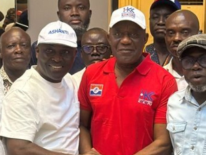 Henry Kokofu (in red shirt) shakes hands with Odeneho Kwaku Appiah aka COKA (L)
