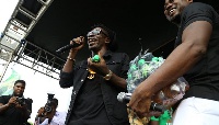 Shatta Wale distrubuting Storm Energy Drink to fans